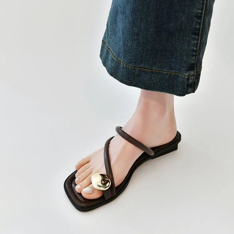 Women'S Summer 2025 New Fashionable Low-Heeled Sandals for Women with a Clip Toe Design, Perfect for Walking