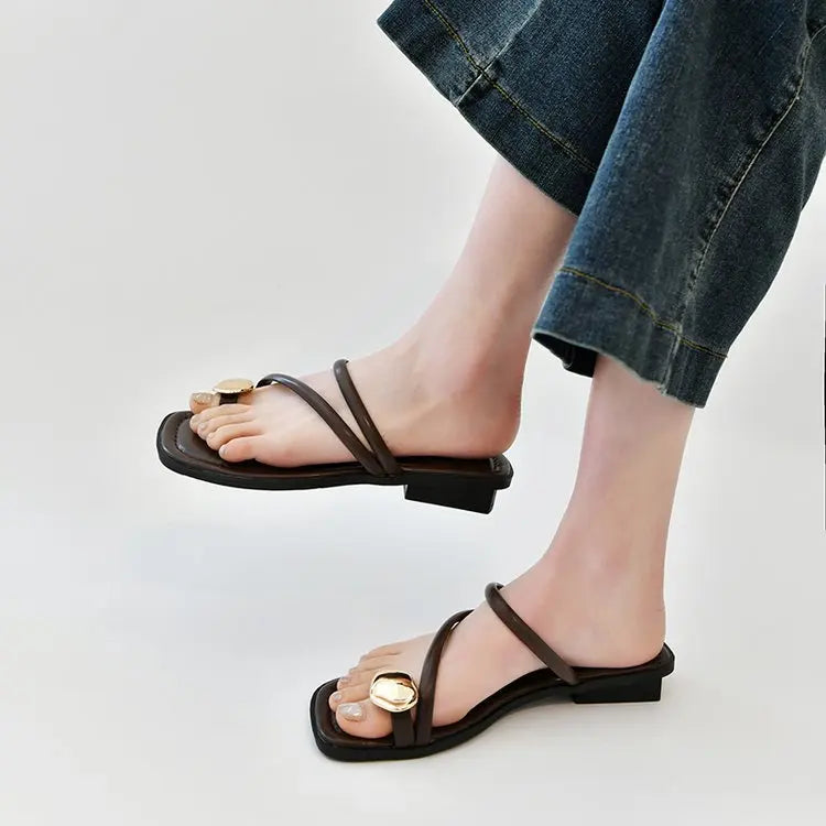 Women'S Summer 2025 New Fashionable Low-Heeled Sandals for Women with a Clip Toe Design, Perfect for Walking