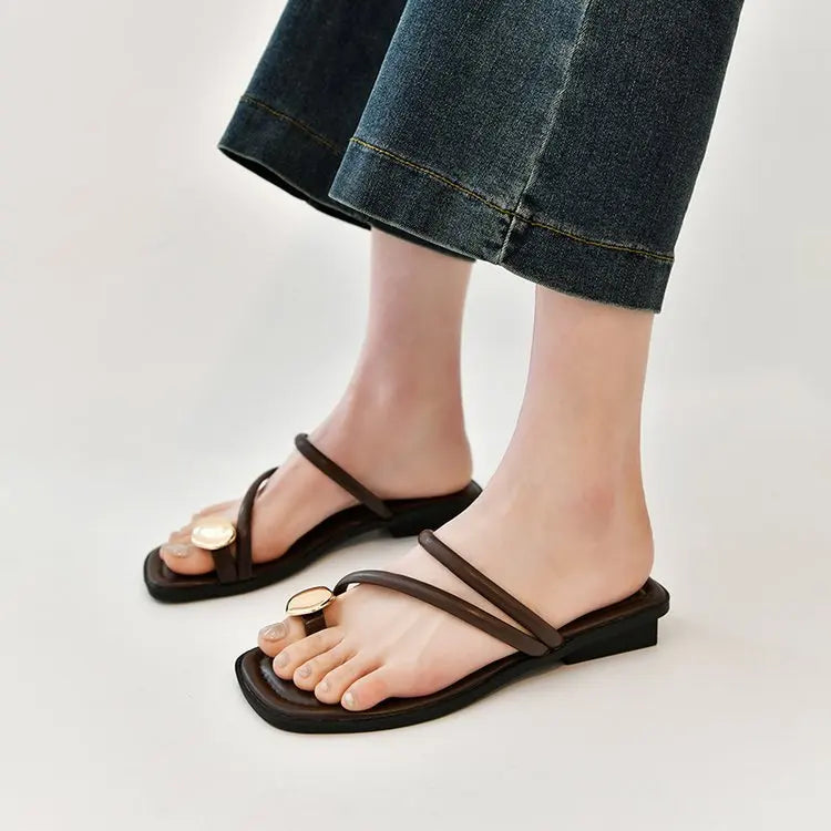 Women'S Summer 2025 New Fashionable Low-Heeled Sandals for Women with a Clip Toe Design, Perfect for Walking