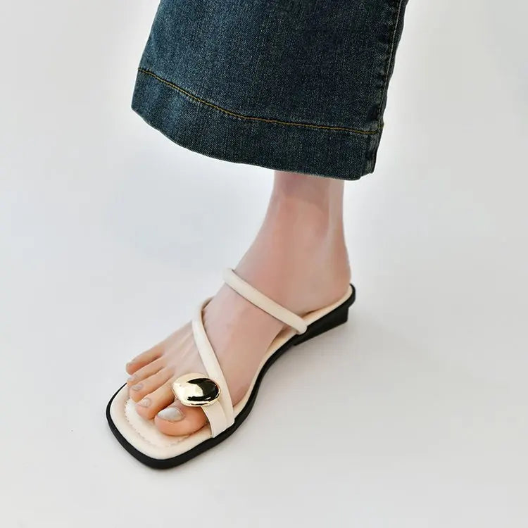 Women'S Summer 2025 New Fashionable Low-Heeled Sandals for Women with a Clip Toe Design, Perfect for Walking